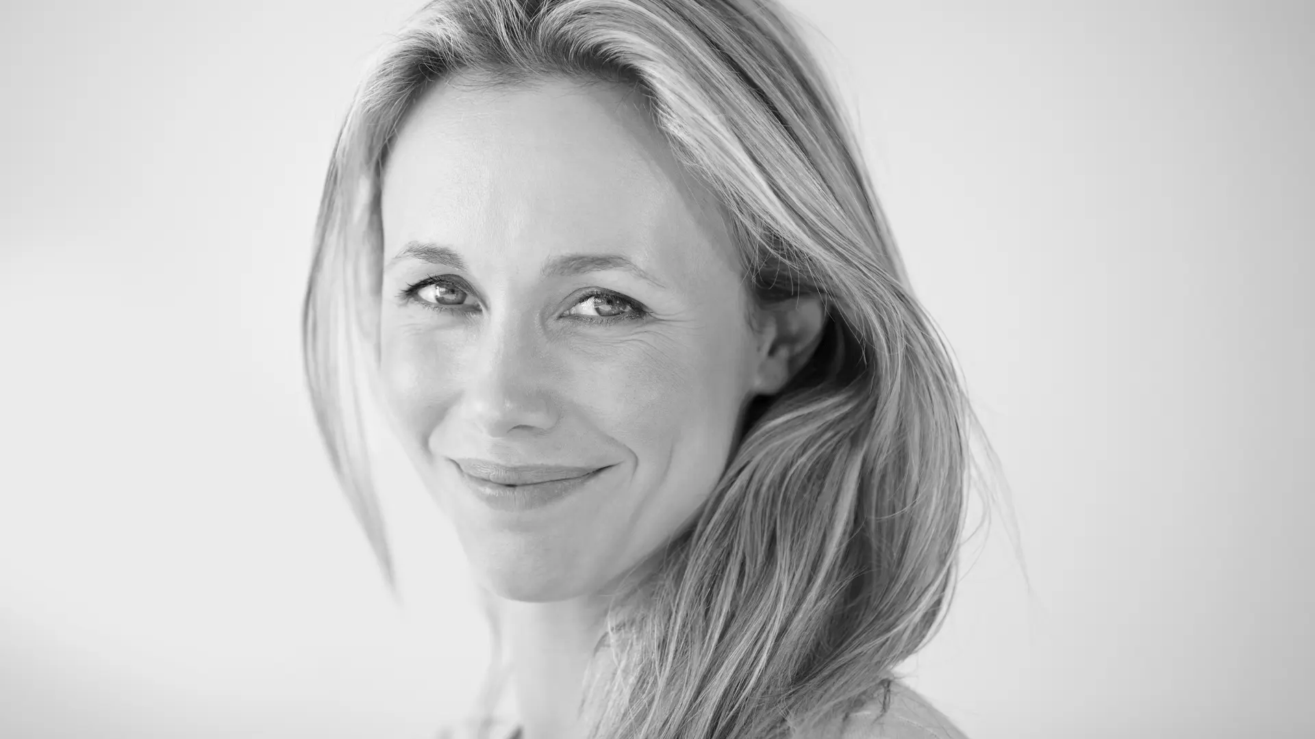 Botox lächelnde blonde Frau lange haare