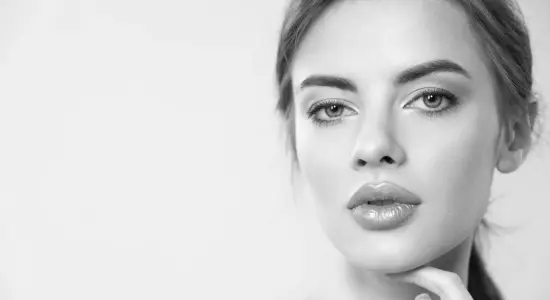 Hyaluron Frau mit vollen Lippen