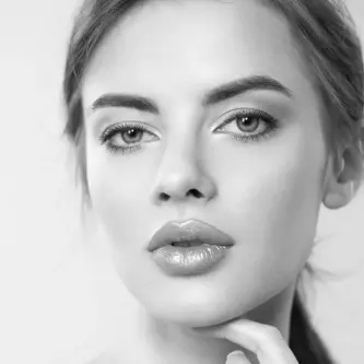 Hyaluron Frau mit vollen Lippen