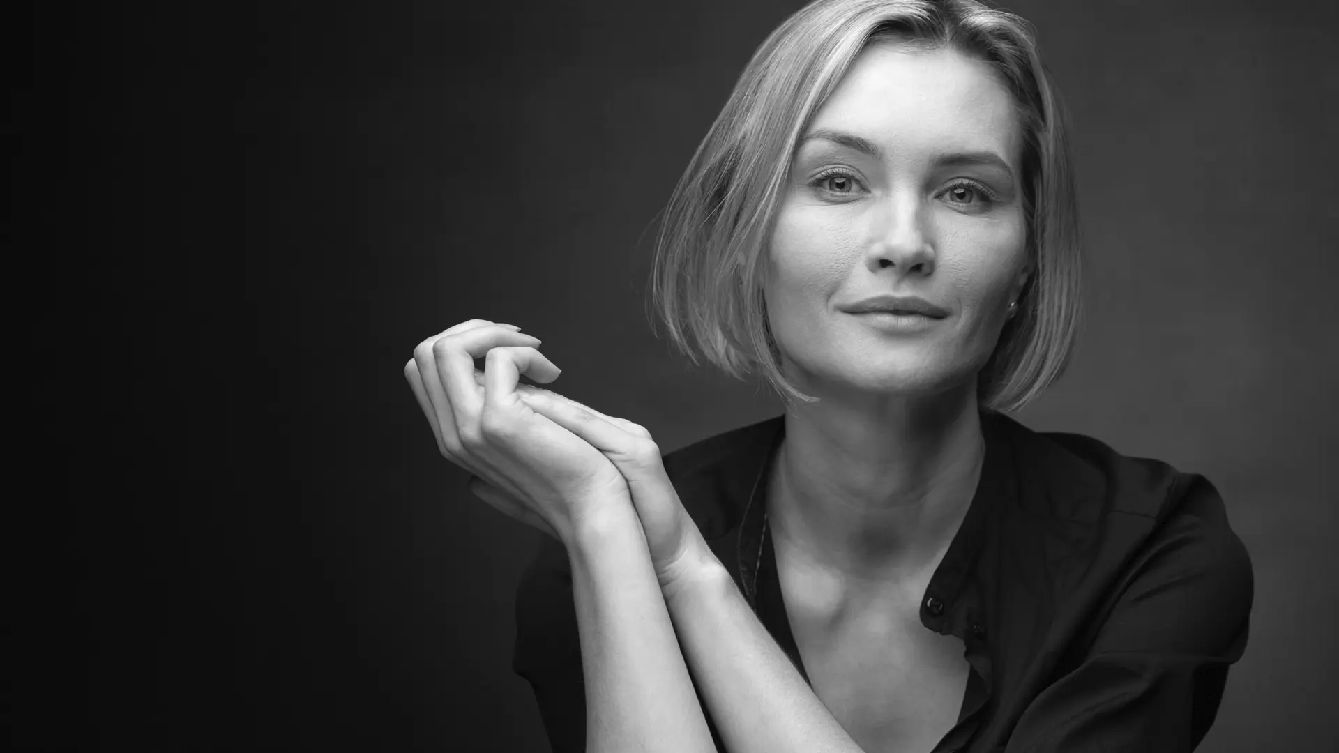 Ladylift Intimwohl Frau mit verschraenkten Haenden