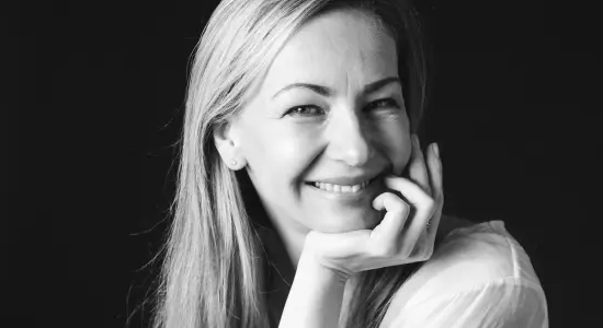 Ladylift Blode Frau in Denker Pose