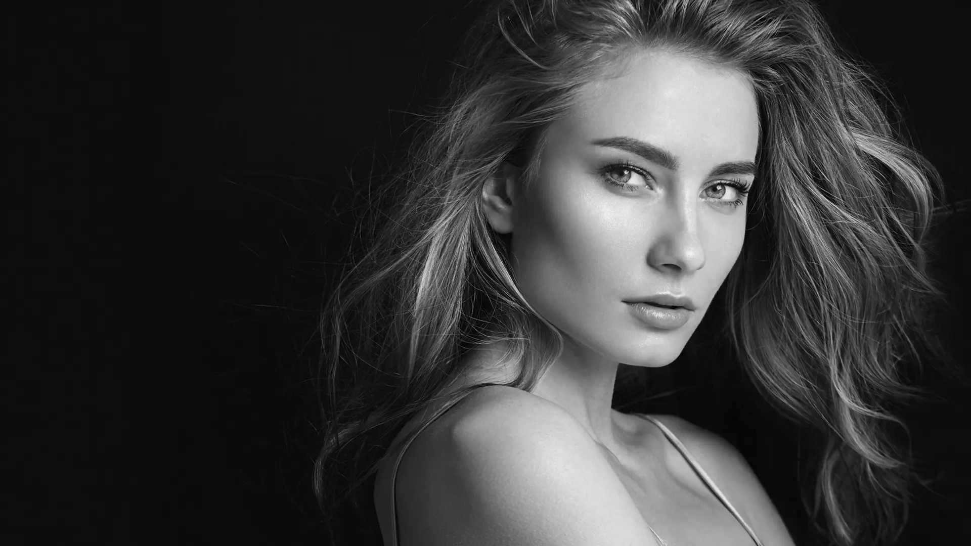 Lightscan junge Frau mit wehenden langen haaren