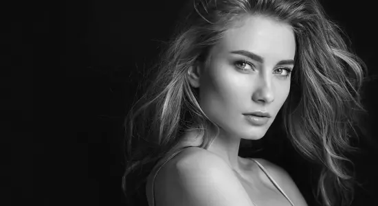 Lightscan junge Frau mit wehenden langen haaren