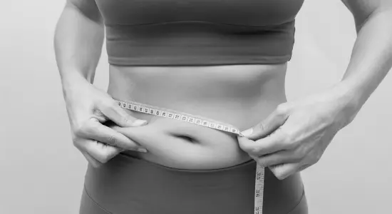 Lypolyse bauch mit maßband