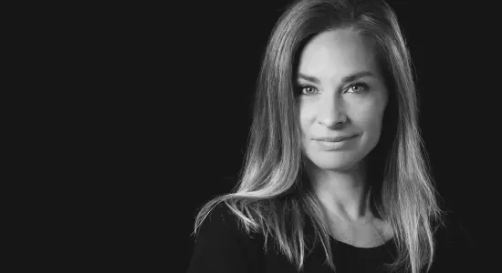 Menopausenberatung frau mittleren alters mit langem haar