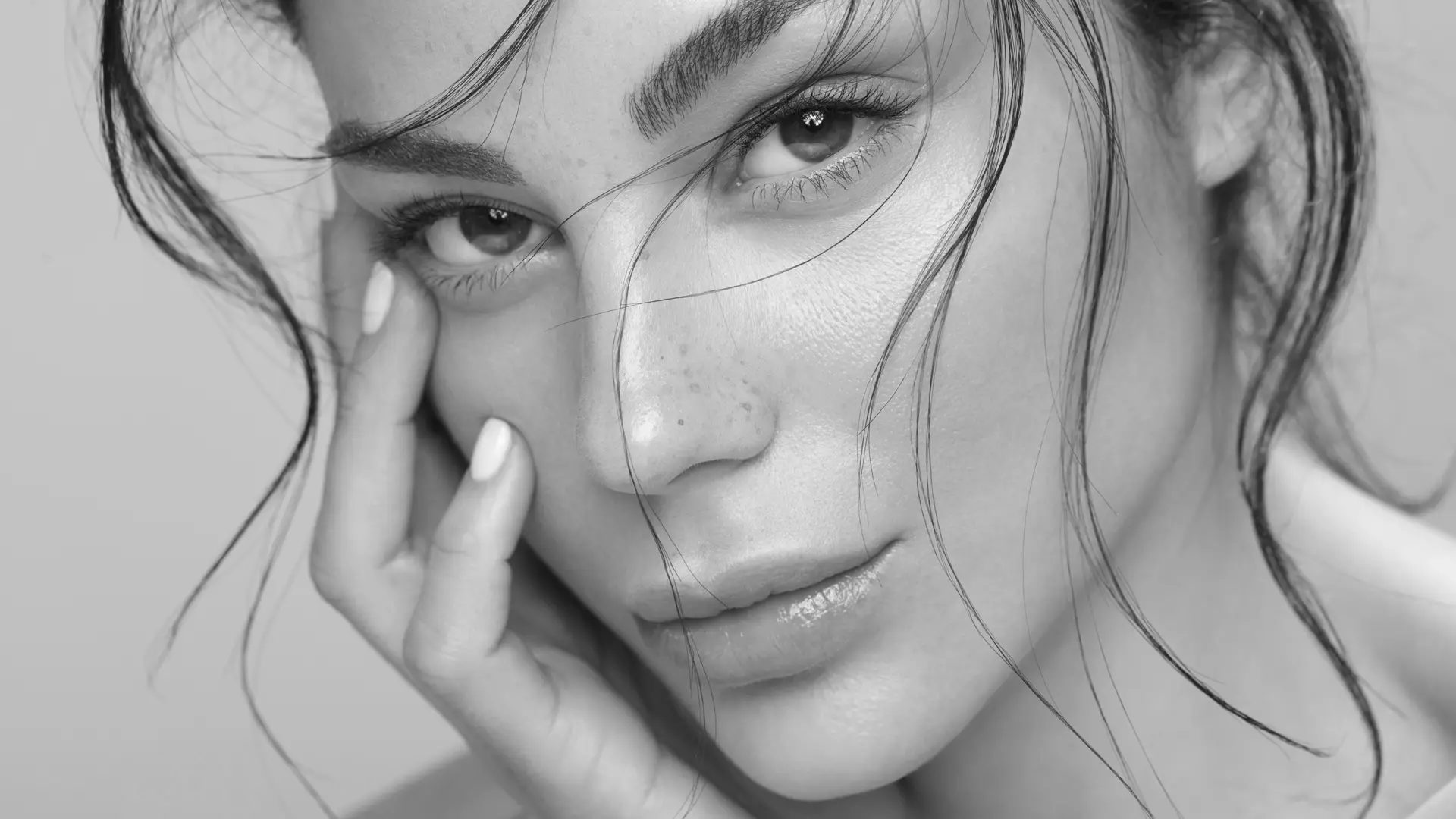 Mesotherapie gesicht von schoener junger frau