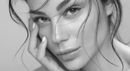 Mesotherapie gesicht von schoener junger frau