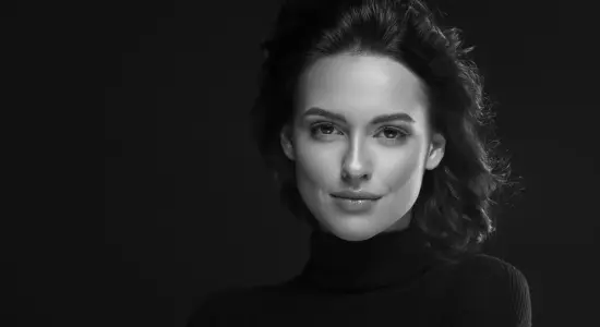 Sculptra juge frau mit dunklem hintergrund