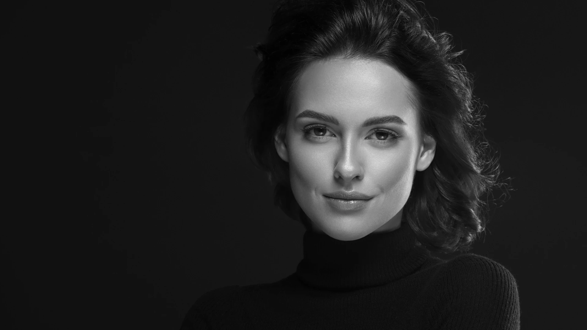 Sculptra junge Frau mit dunklem Hintergrund