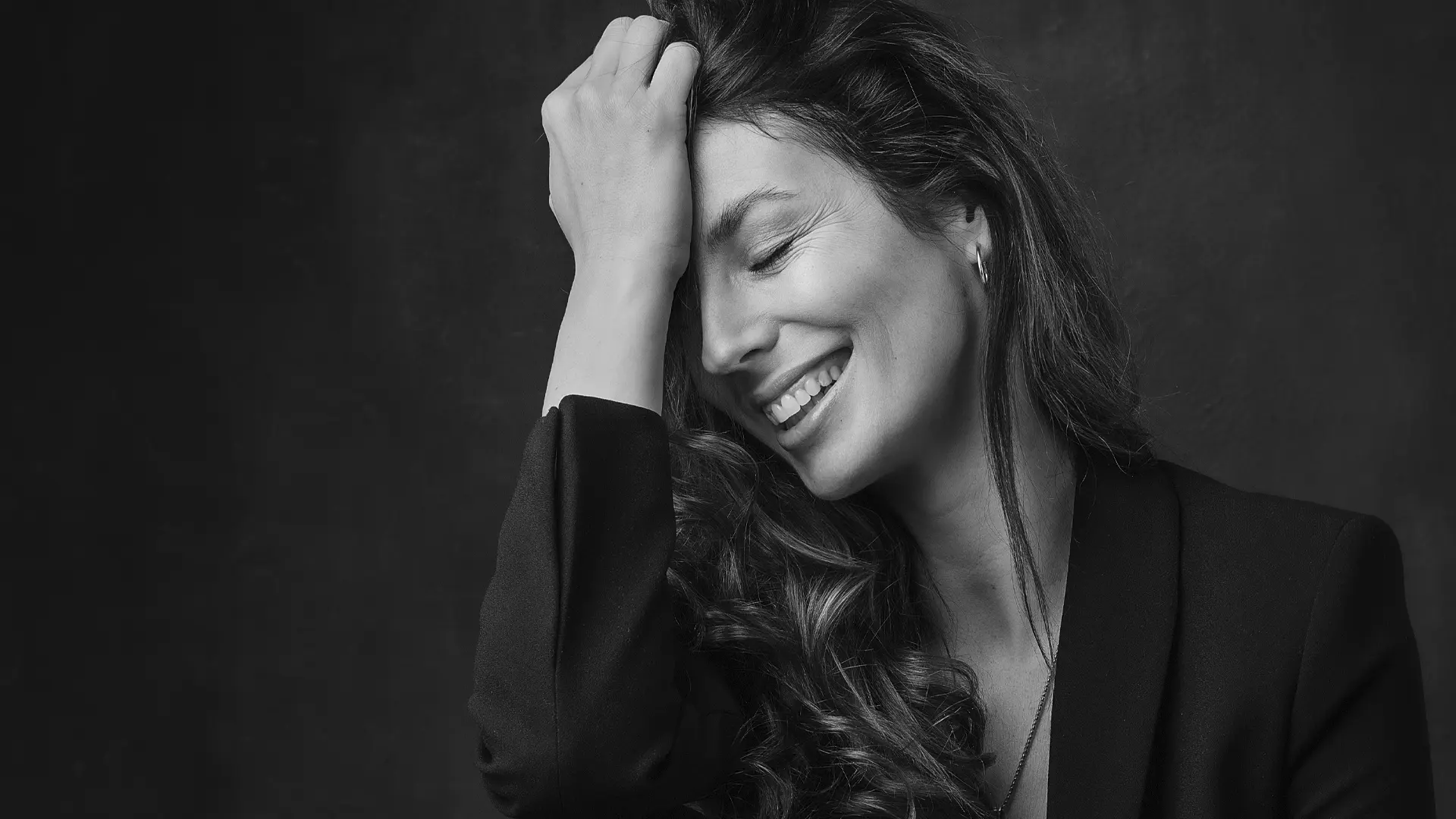 Zitat shutterstock laechelnde frau greift sich ins haar